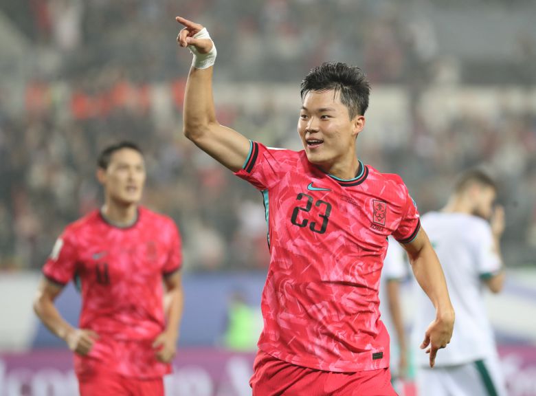 오현규가 15일 이라크전에서 득점한 후 기뻐하고 있다. /뉴스1