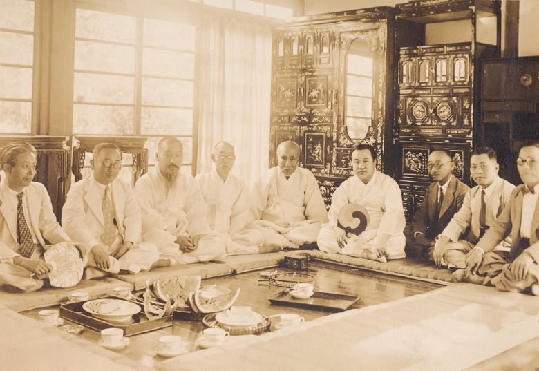 위창 오세창(오른쪽에서 다섯번째)과 간송 전형필(오른쪽에서 네번째)이 나란히 앉아있는 모습. /간송미술관