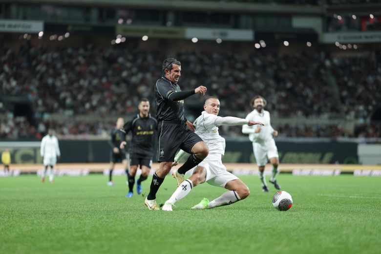 20일 넥슨 아이콘 매치에서 히바우두(왼쪽)의 드리블을 네마냐 비디치가 막아내고 있다. /넥슨