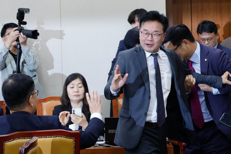 김우영 더불어민주당 의원이 24일 오후 서울 여의도 국회 과학기술정보방송통신위원회에서 방송통신위원회 및 소관 감사대상기관 전체 종합 국정감사가 여야 의원들의 고성 속에 중지되자 퇴장하고 있다. 2024.10.24/뉴스1