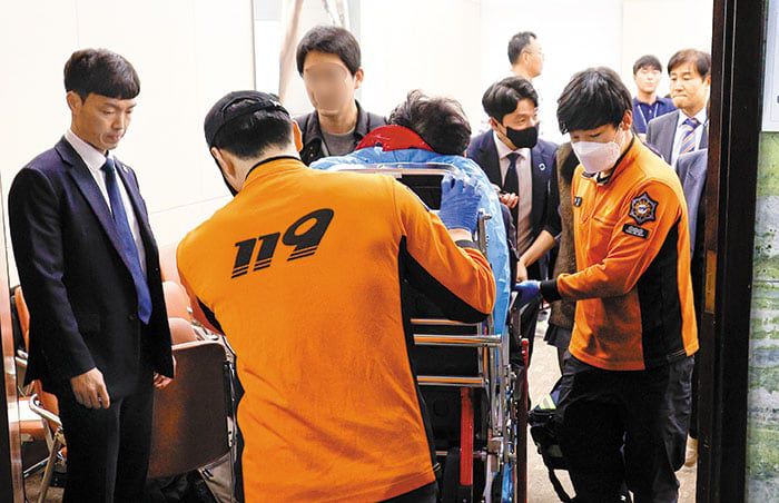 24일 국회 과기정위 국정감사 도중 방송문화진흥회 직원이 쓰러져 회의장에서 실려 나가고 있다. /뉴스1