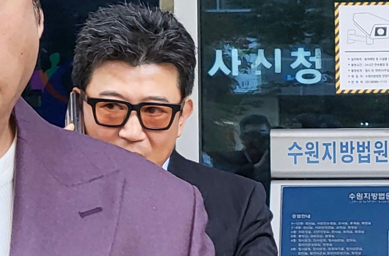 배우 박상민이 25일 오전 수원지법 안양지원에서 열린 결심공판에 출석한 뒤 법원을 빠져나가고 있다. /연합뉴스