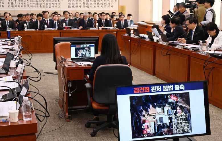 이성윤 더불어민주당 의원이 25일 국회 법제사법위원회에서 열린 국정감사에 출석해 김건희 여사 대통령실·관저 이전 개입 의혹과 관련해 질의하고 있다. /이덕훈 기자