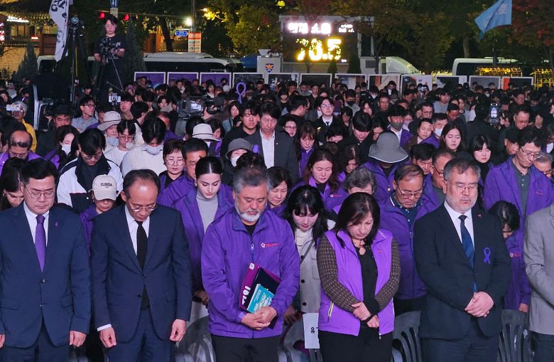 26일 저녁 서울 중구 서울광장에서 열린 핼러윈참사 2주기 추모행사에서 참석자들이 묵념하고 있다. 왼쪽부터 박찬대 민주당 원내대표, 추경호 국민의힘 원내대표, 이정민 유가족협의회 운영위원장, 호주인 희생자 그레이스 라쉐드의 어머니, 송기춘 이태원 참사 특별조사위원장/박진성 기자