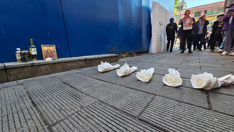 26일 오후 서울 용산구 이태원동 '해밀턴 호텔' 옆 골목. 핼러윈 참사로 희생자가 다수 발생한 이 골목길에 흰 국화 여섯 송이, 커피 세 병과 와인 한 병, 희생자의 얼굴이 담긴 액자가 놓여있다./박진성 기자