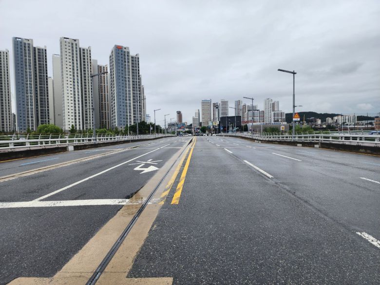 지난 7월 10일 새벽 대전에 많은 비가 내리면서 대전 중구 유천동 유등교가 일부 침하되자, 대전시와 경찰이 통행을 통제했다. 독자 제공. /연합뉴스