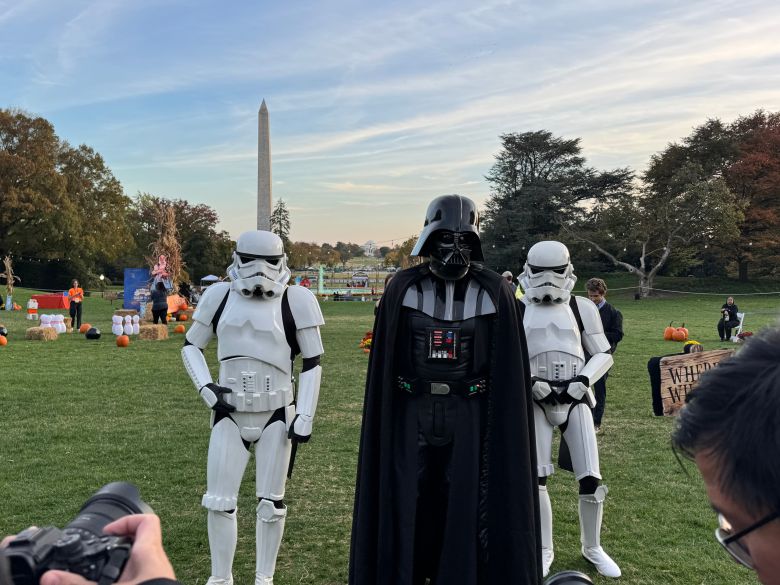 30일 백악관에서 열린 핼러윈 파티에 캐릭터 분장을 한 이들이 사진 촬영을 하고 있다. /워싱턴=김은중 특파원