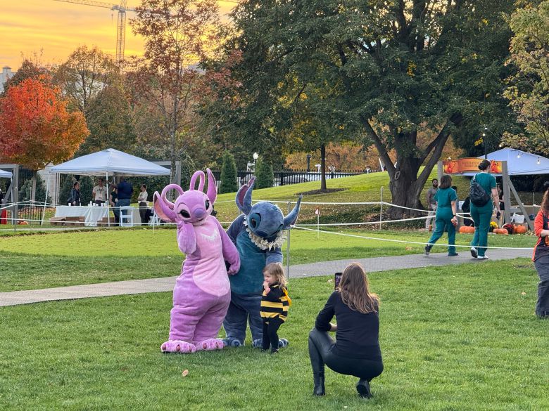 30일 백악관에서 열린 핼러윈 파티에 캐릭터 분장을 한 이들이 사진 촬영을 하고 있다. /워싱턴=김은중 특파원