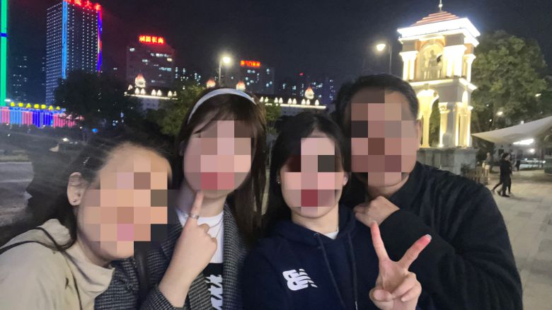 지난해 12월 중국 허페이시에서 개정 반(反)간첩법에 따라 체포된 한국 교민 A씨(오른쪽 첫째)의 가족. /A씨 가족 제공