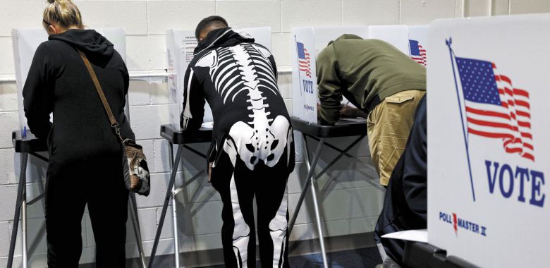 해골 옷 입고 사전 투표 - 핼러윈이었던 지난달 31일 미국의 전직 프로야구 선수 마크 레이놀즈(41·가운데)가 해골이 그려진 옷을 입은 채 미주리주(州)의 한 사전 투표장에서 투표하는 모습. 이날 미국 플로리다대 선거 연구소에 따르면, 등록 유권자 중 6500만명은 이미 사전 투표를 마친 상태다. 올해 미국 성인 유권자의 사전 투표율은 50%를 넘길 것으로 보인다. /AP 연합뉴스