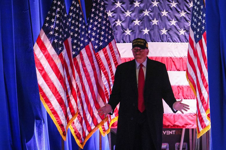 미 공화당 대선 후보인 도널드 트럼프가 3일(현지 시각) 미국 조지아주 아트리움 헬스 원형극장에서 열린 유세에서 무대에 오르고 있다. /로이터 연합뉴스