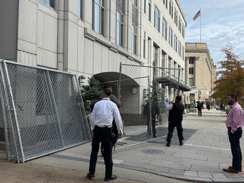 미국 대선을 하루 앞둔 4일 워싱턴 DC 백악관 근처 한 상업용 건물에서 관리자들이 건물과 주차장 입구에 철제 펜스를 설치하고 있다. /워싱턴=김은중 특파원