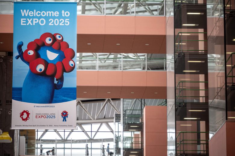 일본 간사이 국제공항에 내년 개막하는 '오사카·간사이 국제 박람회' 홍보 포스터가 걸려 있다./AFP 연합뉴스