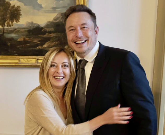 조르자 멜로니(왼쪽) 이탈리아 총리가 일론 머스크 테슬라 최고경영자와 포옹하는 자세로 기념 사진을 찍고 있다. /조르자 멜로니 X(옛 트위터)