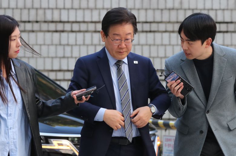 이재명 더불어민주당 대표가 12일 오전 서울 서초구 서울중앙지방법원에서 열린 '대장동 배임·성남FC 뇌물' 특정범죄가중처벌등에관한법률위반(뇌물) 관련 공판에 출석하고 있다. /전기병 기자