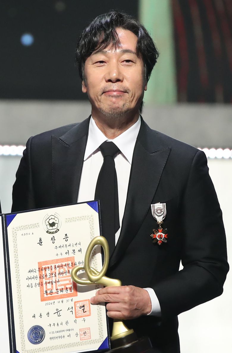 이문세가 지난달 31일 서울 중구 국립극장 해오름극장에서 열린 '2024 대한민국 대중문화예술상' 시상식에 참석해 옥관 문화훈장을 수훈한 뒤 포즈를 취하고 있다. /뉴스1