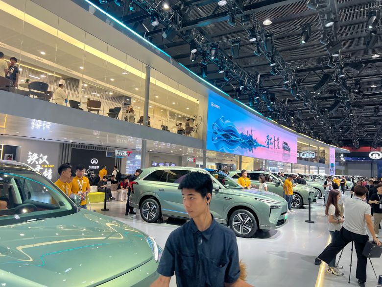 중국 최대 스포츠유틸리티차량(SUV) 생산업체인 창청자동차는 청(靑)색의 '란산' 모델 차량 23대를 전시관에 깔았다./광저우=이벌찬 특파원