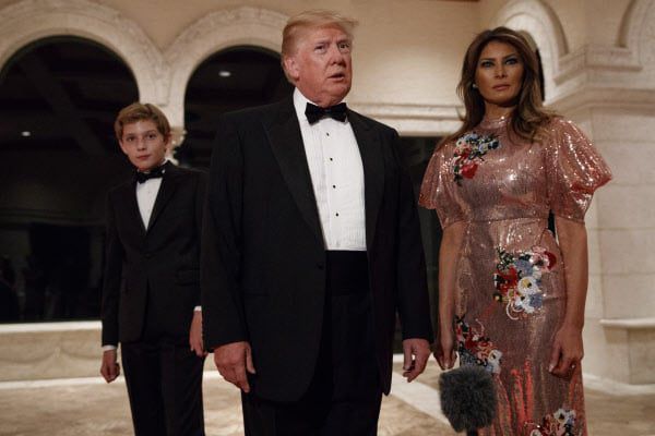 지난 2019년 트럼프 당시 미국 대통령(가운데)이 부인 멜라니아 여사(오른쪽), 막내아들 배런과 함께 새해 전야 파티 참석에 앞서 취재진의 질문에 답하고 있다. /AP 연합뉴스