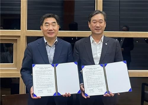 국립 목포대와 국립 순천대가 지난 15일 대학 통합과 전남 통합의대 설립에 합의했다. 통합에 합의한 이병운 순천대 총장(왼쪽)과 송하철 목포대 총장./목포대