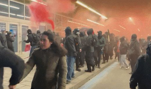 캐나다 몬트리올 시내에서 반전 시위대가 복면을 쓴 채 상점 창문을 부수는 모습. /X(옛 트위터)