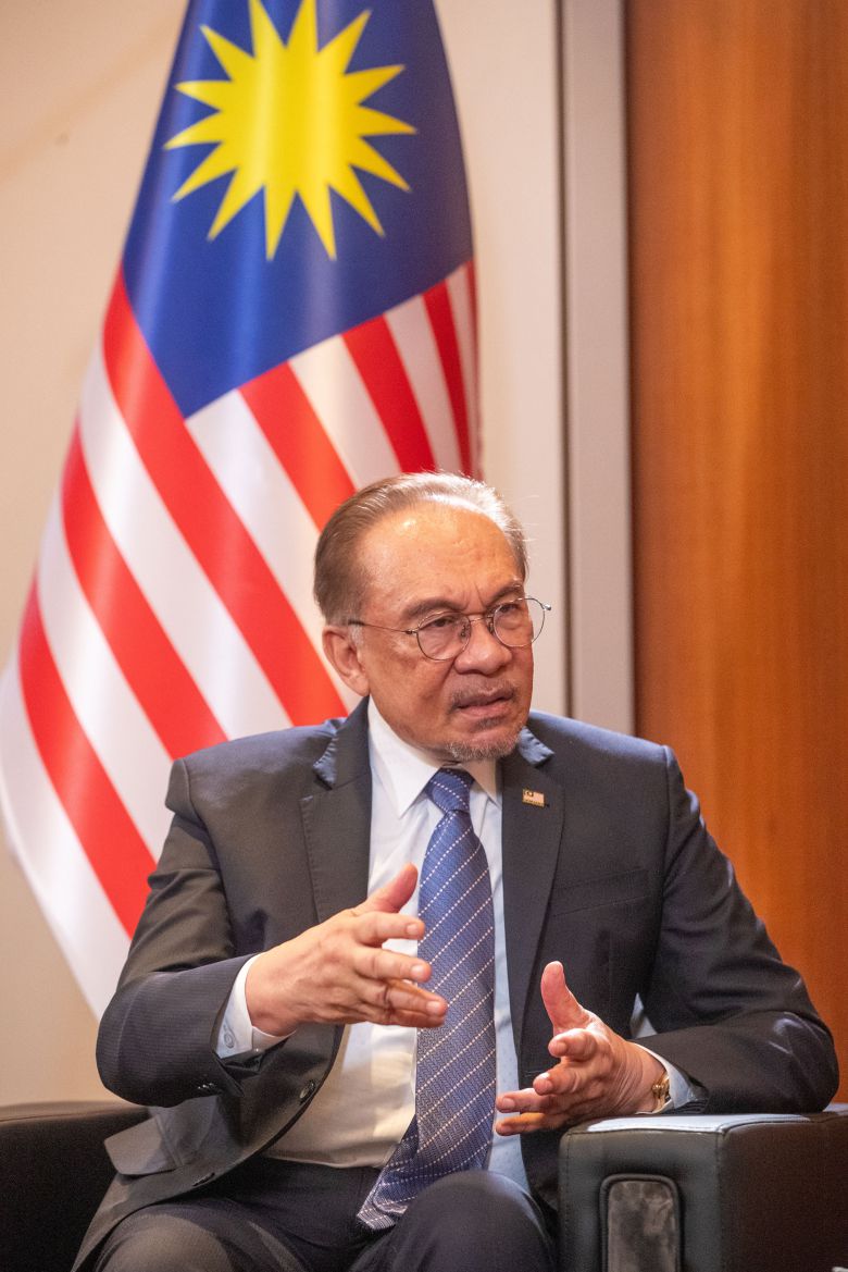 지난 26일 오전 서울 소재 호텔에서 안와르 이브라힘 말레이시아 총리가 본지와의 인터뷰를 갖고 있다. /장련성 기자
