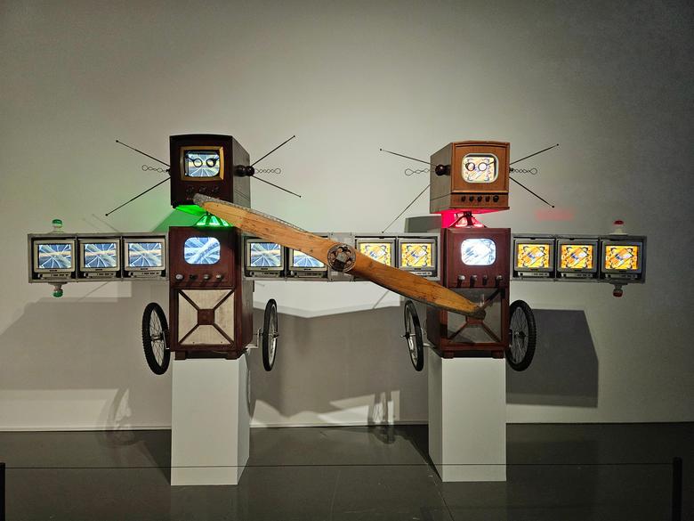 백남준의 1995년작 로봇 '라이트 형제'가 전시된 모습. 개인 소장. /허윤희 기자