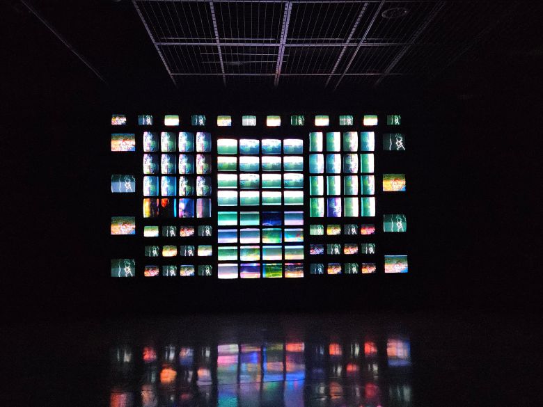 전시장 마지막 방에 설치된 백남준 작품 '108번뇌'. 1998년 경주세계문화엑스포에서 처음 소개된 작품으로 8·15 광복, 6·25 전쟁부터 당시 대중문화를 대표했던 서태지와 아이들까지 한국의 격변을 108개의 모니터로 빠르게 보여주는 대작이다. /허윤희 기자