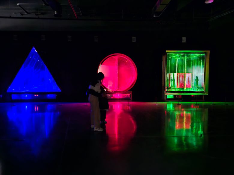 2000년 미국 구겐하임 미술관에서 선보인 레이저 작품 ‘삼원소’를 전시장 마지막 방에서 볼 수 있다. /허윤희 기자