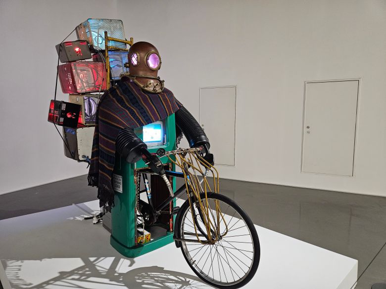 백남준의 1993년작 '칭기즈칸의 복권'이 전시된 모습. /허윤희 기자