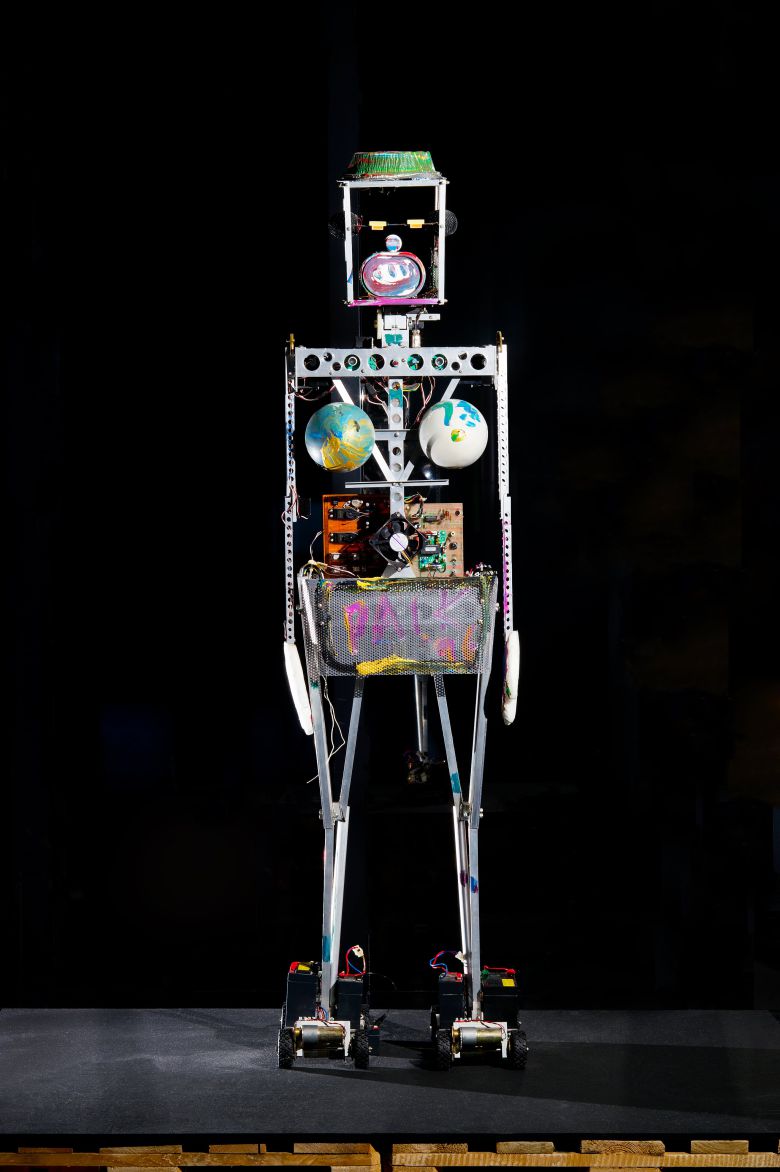 백남준, '로봇 K-456'. 1964(1996), PCB, 서보모터, 센서, 스피커, 앰프, 배터리, 원격 조종기, 팬, 철 구조물, 185×70×55cm. 백남준아트센터 소장. /부산현대미술관