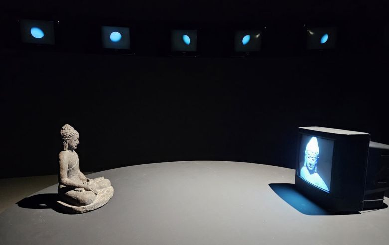 불상과 모니터가 마주 보고 앉은 'TV 부처'가 '달은 가장 오래된 TV'를 배경으로 단독 방에 전시된 모습. /허윤희 기자