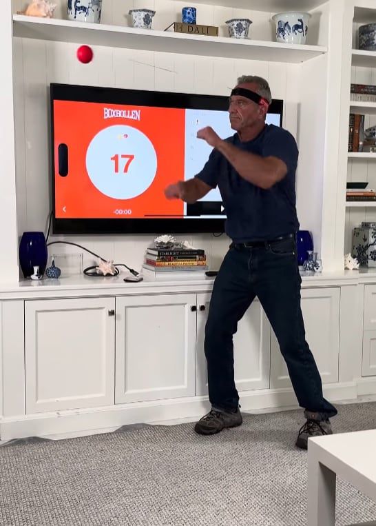 동체 시력 향상과 복싱 연습을 할 수 있다는 박스볼렌을 직접 시연하는 케네디 주니어 /박스볼렌 유튜브