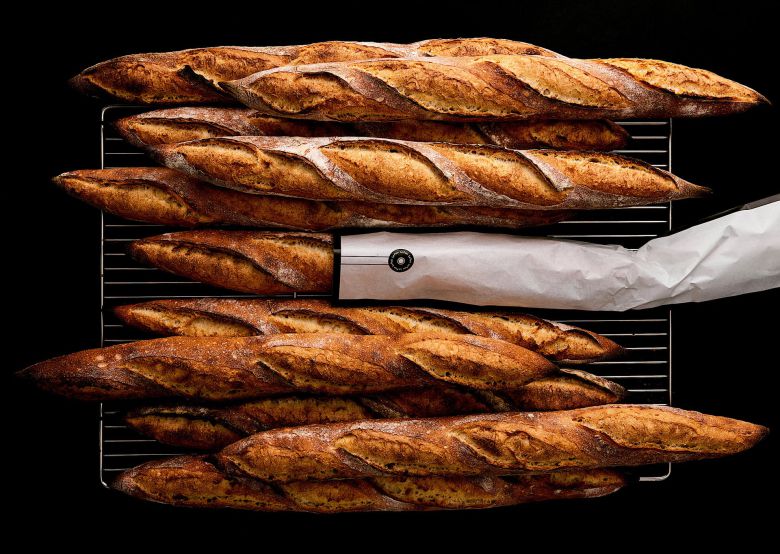 제대로 구운 바게트는 짙은 황갈색이면서 폭이 일정하며 쿠프(칼집)가 잘 벌어져 있다. /르빵