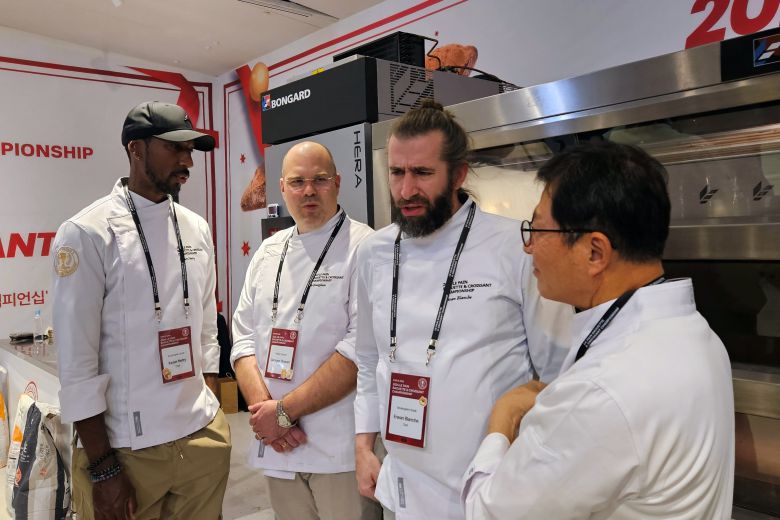 ‘프랑스 파리 바게트 대회’ 우승자인 자비에르 네트리(왼쪽)를 비롯한 프랑스와 한국의 제빵 명인들이 심사 결과에 대해 의견을 나누고 있다. /김성윤 기자