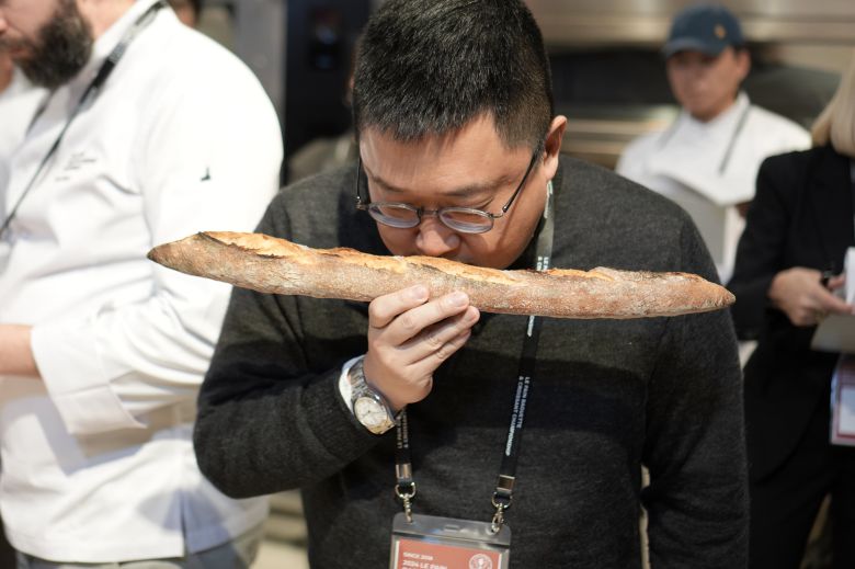 김성윤 기자가 '르빵 바게트&크루아상 챔피언십' 바게트 부문 결선에 오른 바게트를 심사하고 있다. /블루리본