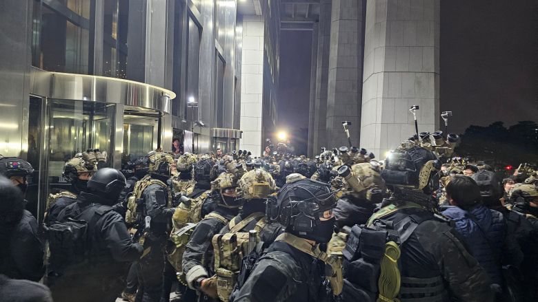 지난 3일 밤 윤석열 대통령이 비상계엄을 선포하자 국회의사당 정문에서 군인이 국회 본관 진입을 시도하고 있다. /이덕훈 기자