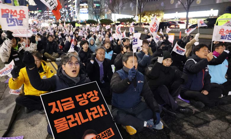 5일 오후 7시 대전 서구 은하수네거리에서 윤석열 정권 퇴진 대전운동본부 등 시민사회단체가 시민들과 집회를 열고 있다. 이날 모인 시민들은 윤석열 정권 퇴진을 촉구했다./연합뉴스
