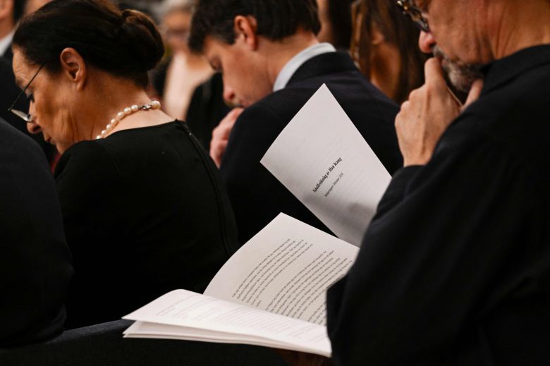 7일 오후 5시(현지 시각) 스웨덴 스톡홀름 한림원에서 열린 노벨문학상 수상자 강연에 한 참석자가 한강의 연설이 적힌 종이를 살펴보고 있다. /AFP 연합뉴스