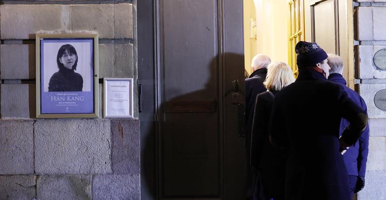 7일(현지 시각) 스톡홀름 스웨덴 한림원 입구에 2024 노벨문학상 수상자인 한강 작가의 강연 포스터가 붙어있다. /뉴스1