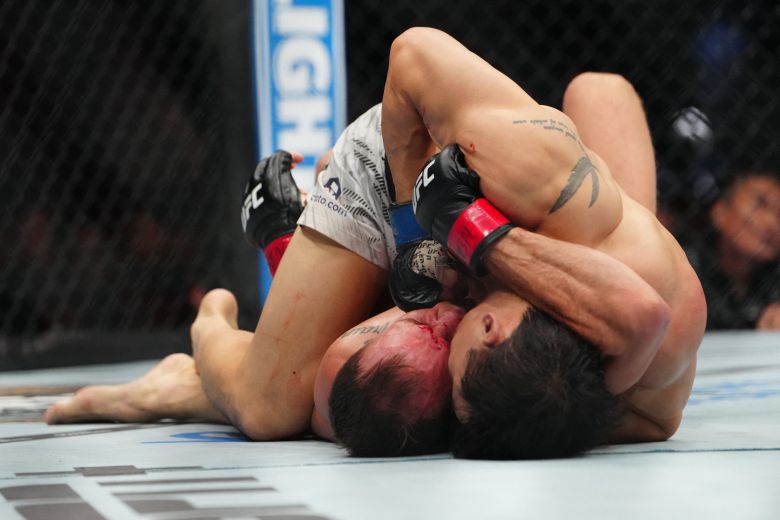 8일(한국시각) 미국 네바다주 라스베이거스 티모바일 아레나에서 열린 UFC 310 페더급 경기에서 최두호(오른쪽)가 네이트 랜드웨어와 맞붙고 있다. /로이터 뉴스1