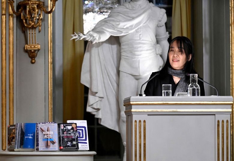 7일 오후 5시(현지 시각) 스웨덴 스톡홀름 한림원에서 열린 노벨문학상 수상자 강연. 소설가 한강(54)이 지난 31년 간 작가로 활동한 기간을 회고했다. /AFP 연합뉴스