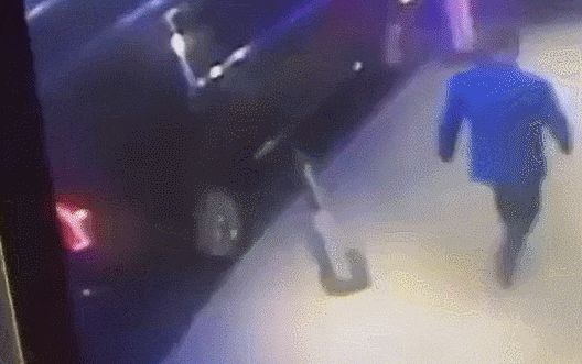 총격 순간이 담긴 방범 카메라 영상. 모자를 뒤집어 쓴 범인이 톰슨 뒤를 밟으며 총을 쏘고 있다. /X(옛 트위터)