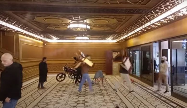 대통령궁을 약탈하는 시민들. /가디언