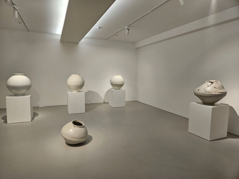 찌그러지고, 구멍 나고, 바닥이 주저앉은 항아리들이 전시장에 놓인 모습. /허윤희 기자