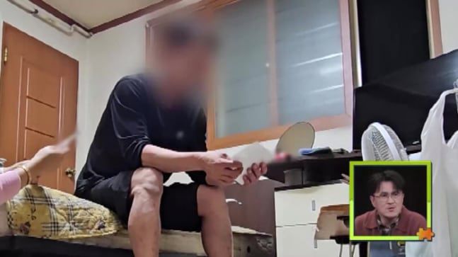 20년 전 세 딸을 보육원에 맡긴 후 연락을 끊었던 아버지가 딸들의 사진을 바라보고 있다. /채널A '탐정들의 영업비밀'