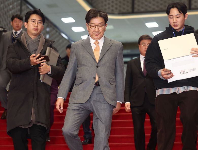 국민의힘 권성동 신임 원내대표가 13일 우원식 국회의장 예방을 마친 뒤 원내대표실로 향하고 있다. /연합뉴스