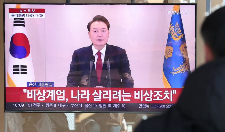 윤석열 대통령에 대한 국회의 탄핵소추안 발의일인 12일 서울 중구 서울역 대합실에서 시민들이 윤석열 대통령의 4번째 대국민 담화를 시청하고 있다. /뉴스1