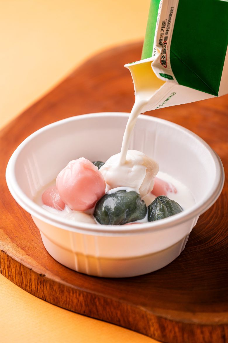 흰 우유에 쑥색·분홍색·흰색 꿀떡이 퐁당. 외국서 “한국 디저트”로 소문났단다. /양수열 영상미디어 기자