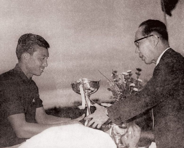 1967년 ‘제10회 KPGA 선수권대회’ 우승 당시 상을 받는 이일안 KPGA 고문의 모습. /KPGA