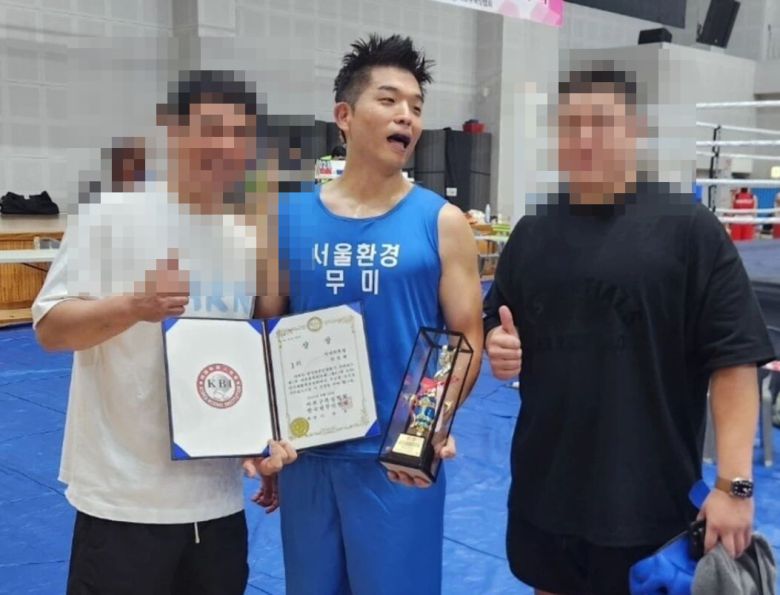 Chef Anh Sung-jae (center) holding a trophy after winning an amateur boxing competition. /Screenshot from Instagram